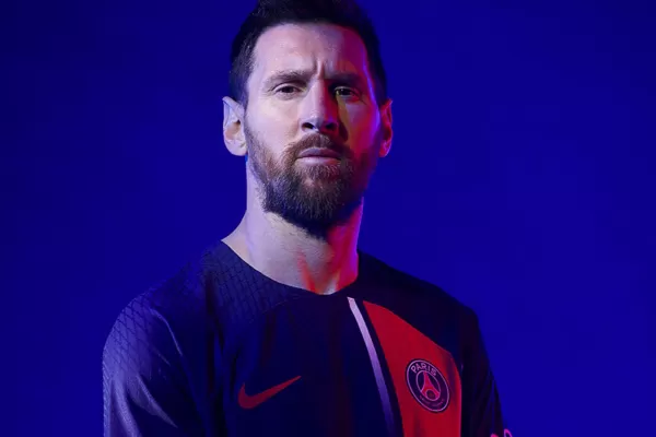Messi, modelo de la nueva camiseta de PSG: ¿Sigue o se va?