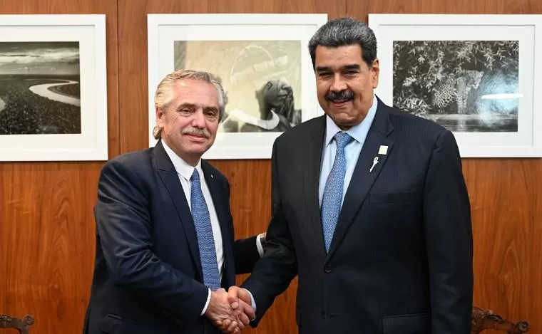 ENCUENTRO. Fernández y Maduro se dan un apretó de manos. 