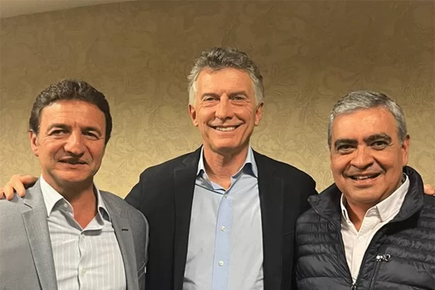 CON LA FÓRMULA. Macri, junto a Roberto Sánchez y a Germán Alfaro.