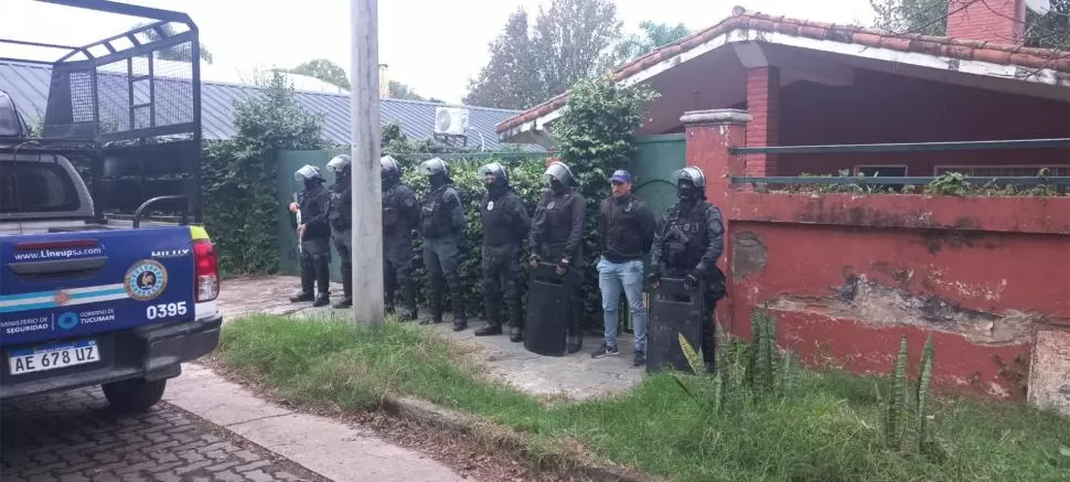 EN PLENO PROCEDIMIENTO. Efectivos de Infantería custodian el frente de la vivienda de Yerba Buena mientras personal de Homicidios detiene a José Luis Fumero. 