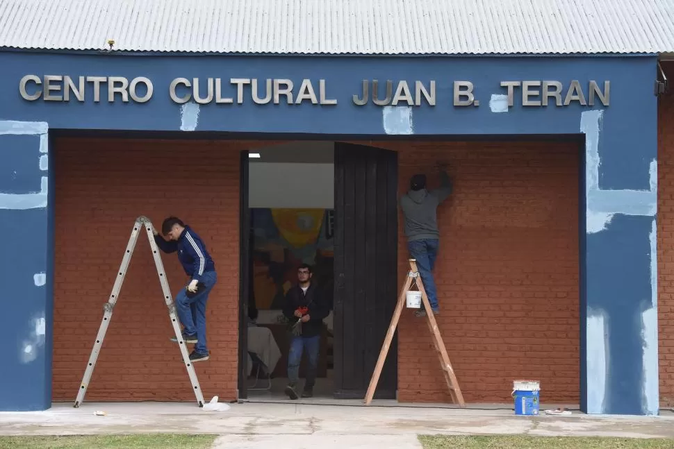 ÚLTIMOS RETOQUES. El nuevo frente del Centro Cultural Juan B. Terán era puesto a punto para la apertura formal de ayer. 