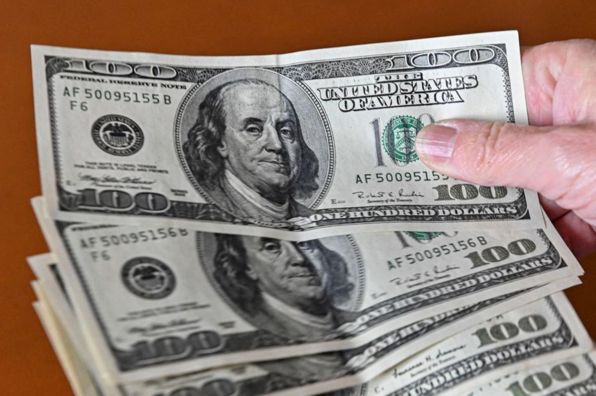 Cómo identificar un billete de dólar falso