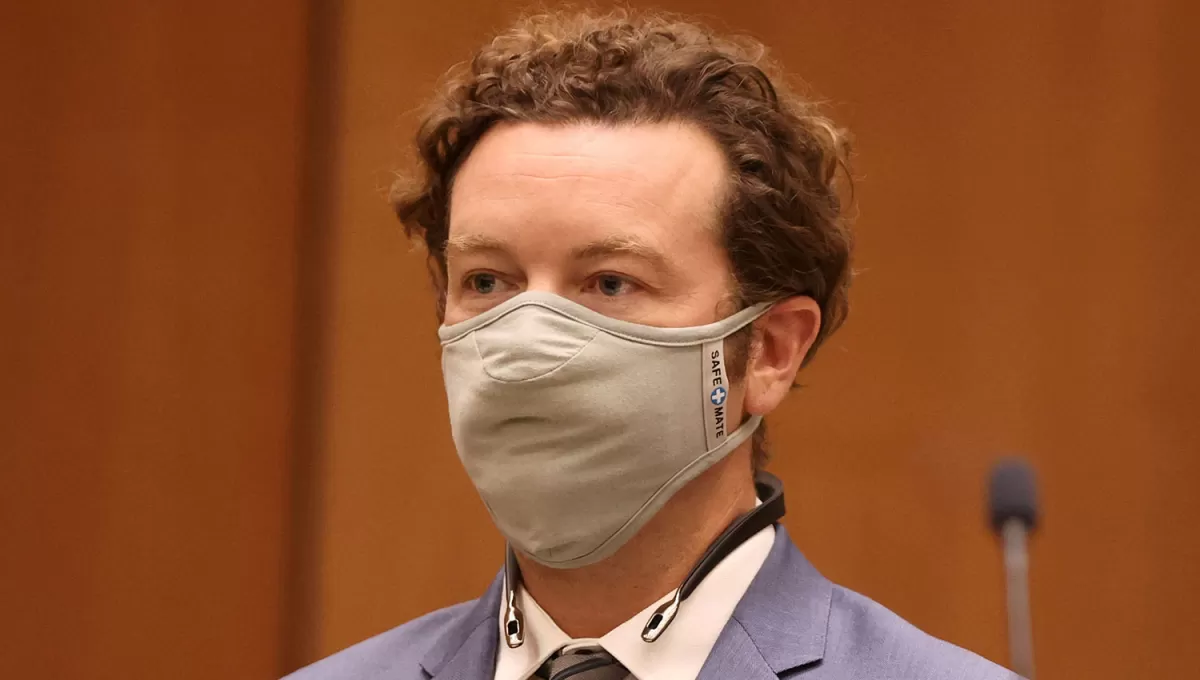 Danny Masterson escuchando el veredicto del tribunal.