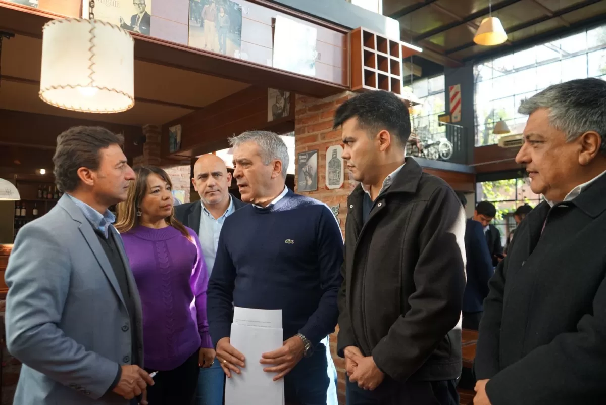 EN TRIBUNALES. Sánchez, junto a Cano, Manzone, Argañaraz y el abogado Daniel Ponce. Foto de Prensa JxC