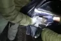 Llevaba paquetes de cocaína ocultos dentro de las puertas del auto y terminó detenido