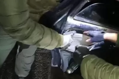 Llevaba paquetes de cocaína ocultos dentro de las puertas del auto y terminó detenido