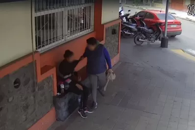 Con armas y acompañada por un menor, una mujer robó a dos jóvenes en distintos ataques