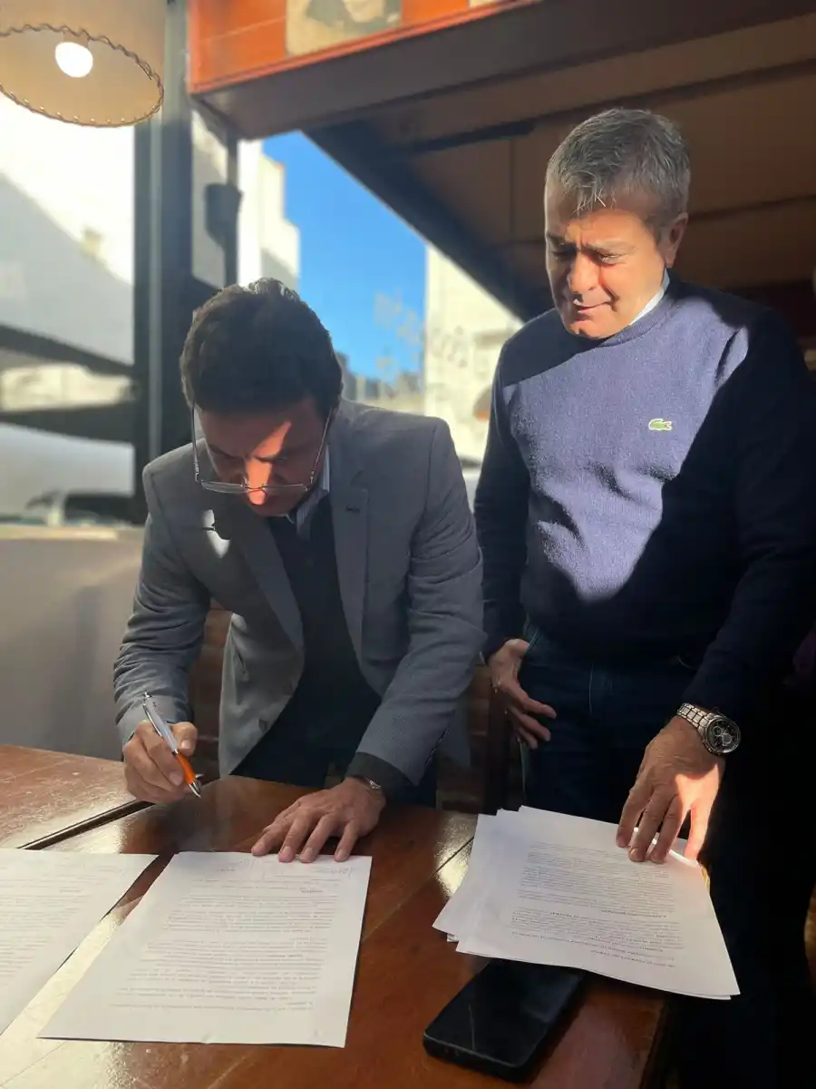 POR MESA DE ENTRADA. Roberto Sánchez, junto a José Cano.