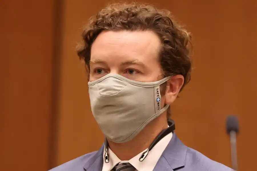 Danny Masterson escuchando el veredicto del tribunal.