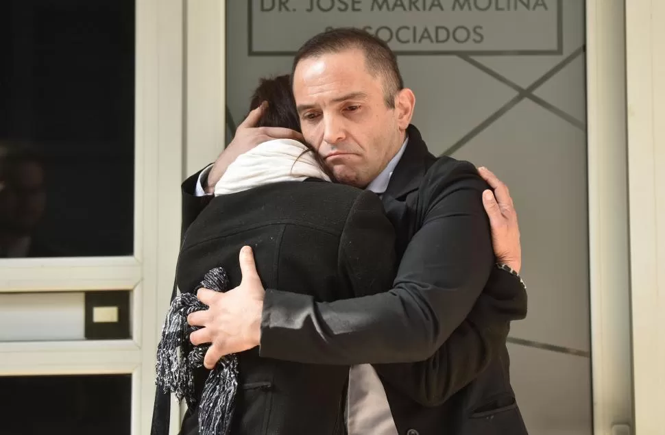 EMOTIVO ABRAZO. Alfredo Socchi abraza a su novia Natalia Liberman antes de presentarse en Homicidios. LA GACETA / FOTO DE INÉS QUINTEROS ORIO