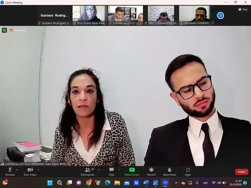 IMPUTADA. Natalia Liberman junto a su defensor Juan Pablo Bello. 