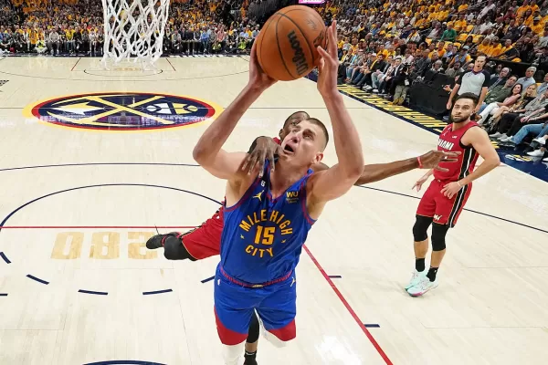 Con un Jokic imparable, Denver Nuggets se adelantó a Miami Heat en las finales de la NBA