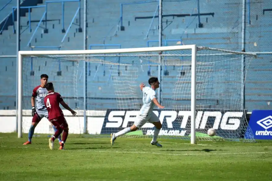 A GRITARLO. Máximo Pereira celebra el primero de sus goles ante Lanús. 