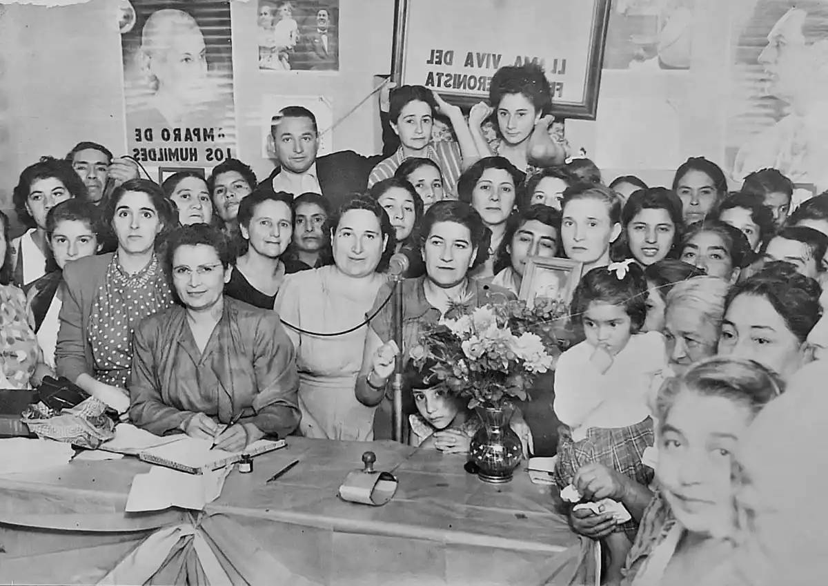 ENTUSIASMO EN VILLA LUJÁN. La foto es de la inauguración de la unidad básica femenina que funcionaba en Ejército del Norte 239.