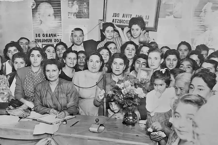 ENTUSIASMO EN VILLA LUJÁN. La foto es de la inauguración de la unidad básica femenina que funcionaba en Ejército del Norte 239.