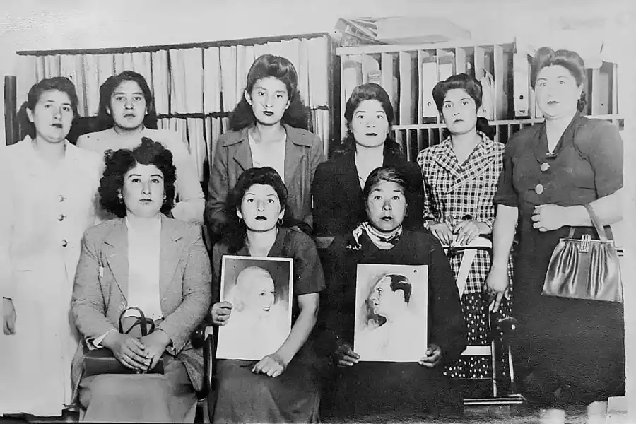 EN EL INTERIOR DE LA PROVINCIA. Un clásico de la época: la dirigentes portando las fotos de Perón y Evita.