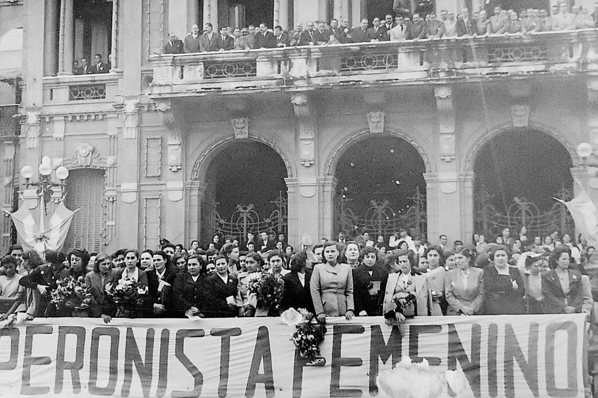 ABRIL DE 1951. Afiliadas al Partido Peronista Femenino en la plaza Independencia.
