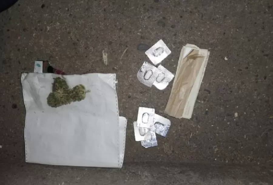 Encontraron “bagullos” de marihuana arrojados por dos mujeres