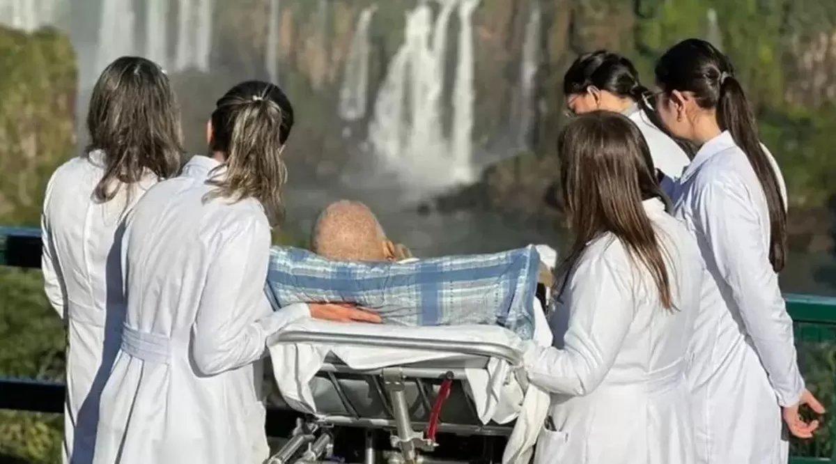 Médicos llevaron a un paciente oncológico a conocer las Cataratas del Iguazú