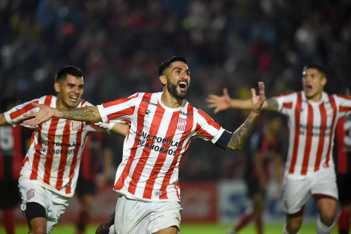 GOLEADORES: Emanuel Dening y Mauro Verón desatan los festejos luego del gol que adelantó a San Martín ante Defensores de Belgrano.