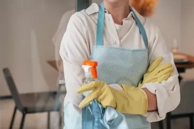 Empleadas de casas particulares: ¿cuánto se gana en Argentina en comparación con España?