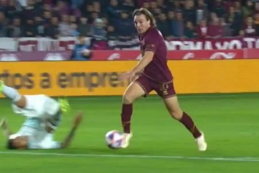 La captura de imagen en la repetición del gol: Cabral en el piso luego del error y De La Vega camino al gol.