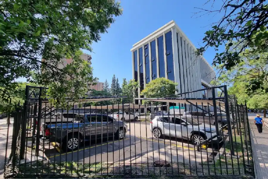 Costó más de $42 millones cubrir la playa de estacionamiento de la Legislatura