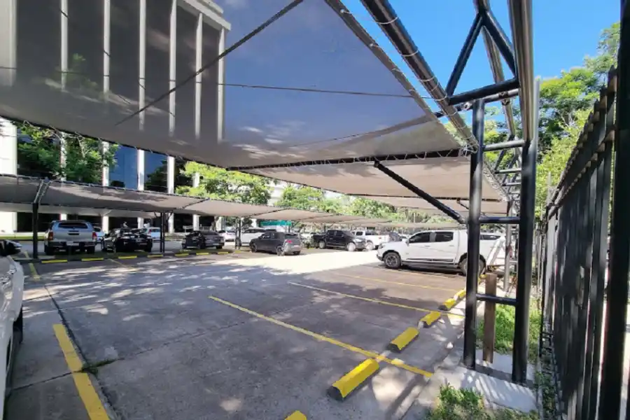 Costó más de $42 millones cubrir la playa de estacionamiento de la Legislatura