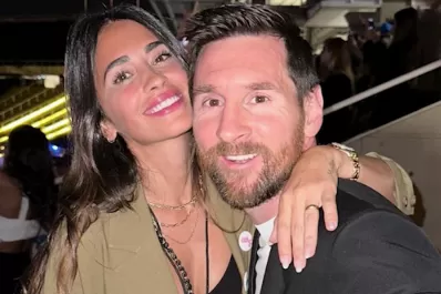Se sacó una selfie con su novia y no se dio cuenta que tenía a Lionel Messi atrás
