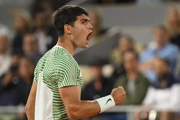 Alcaraz venció a Tsitsipas y jugará la semifinal de Roland Garros ante Djokovic