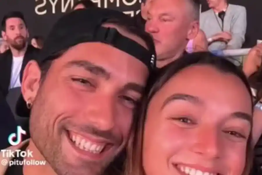 Se sacó una selfie con su novia y no se dio cuenta que tenía a Messi atrás