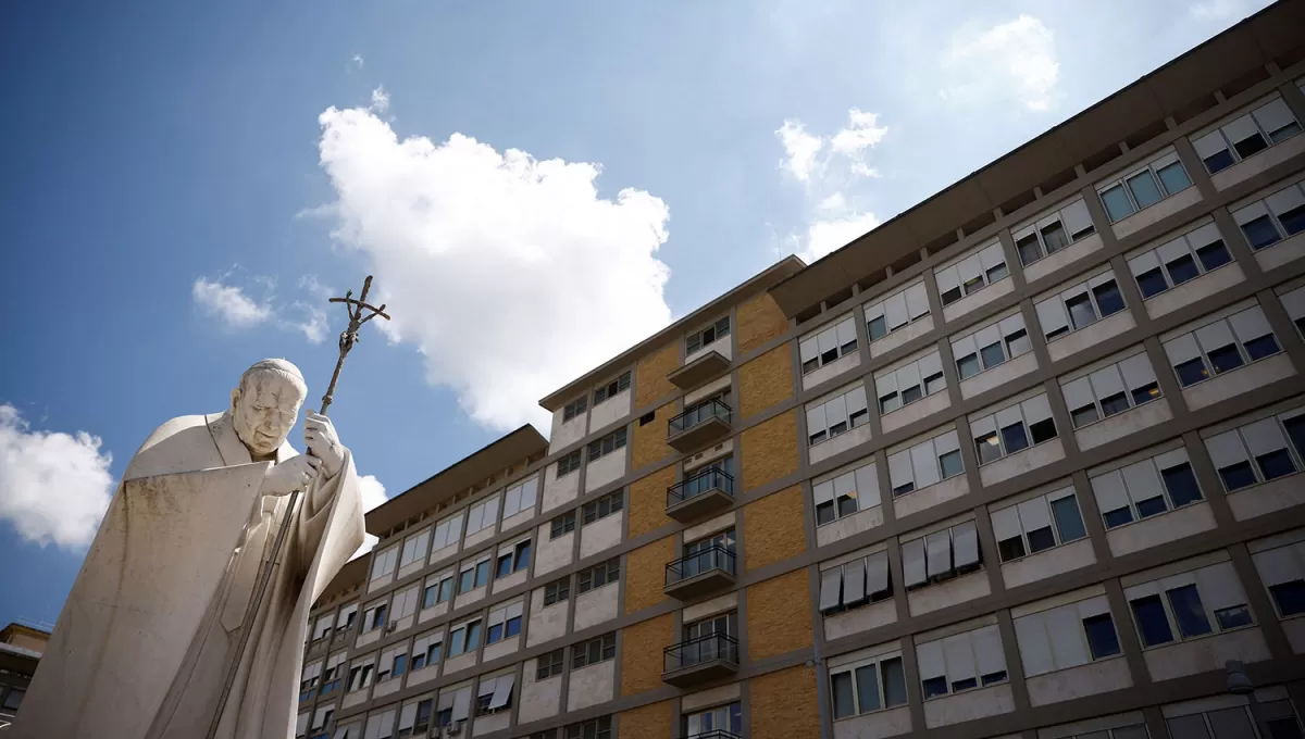 EN ROMA. El Papa Francisco pasará el resto de la semana internado en el hospital Gemelli de Roma.