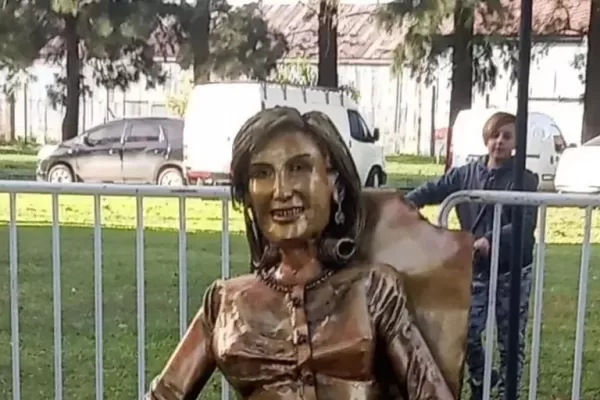 Ni Mirtha Legrand se reconoce en la estatua que le dedicaron