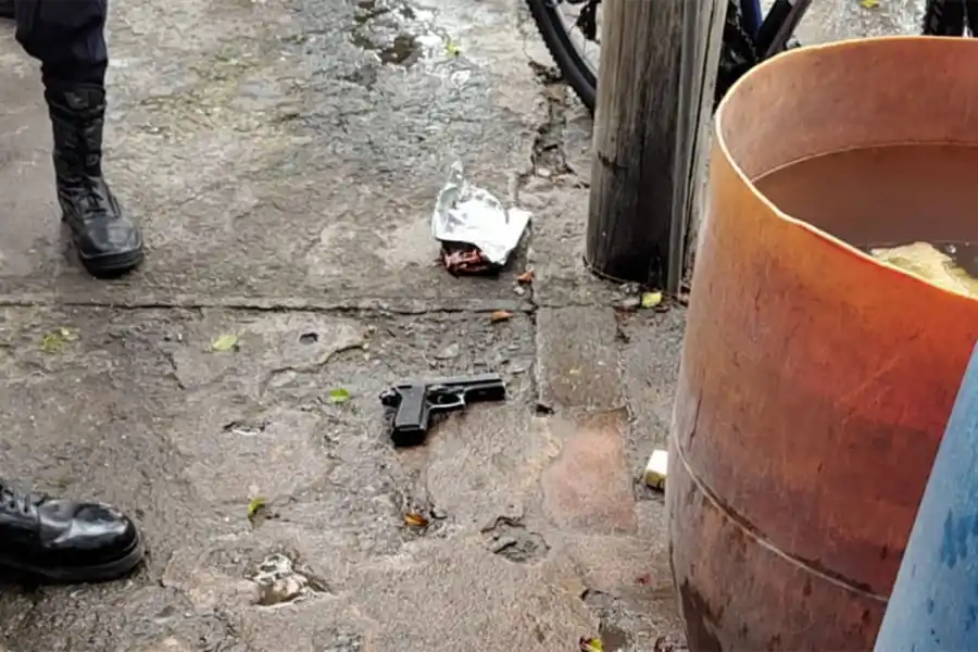 EVIDENCIA. En la escena de la detención de Trejo recogieron el arma con la que habría efectuado los disparos.