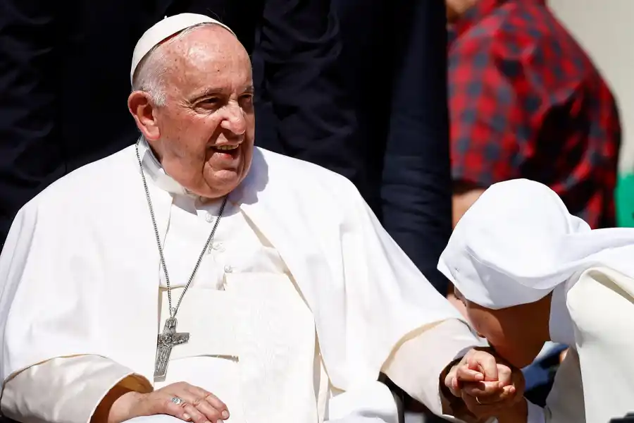 El Papa se recupera en una clínica de Roma