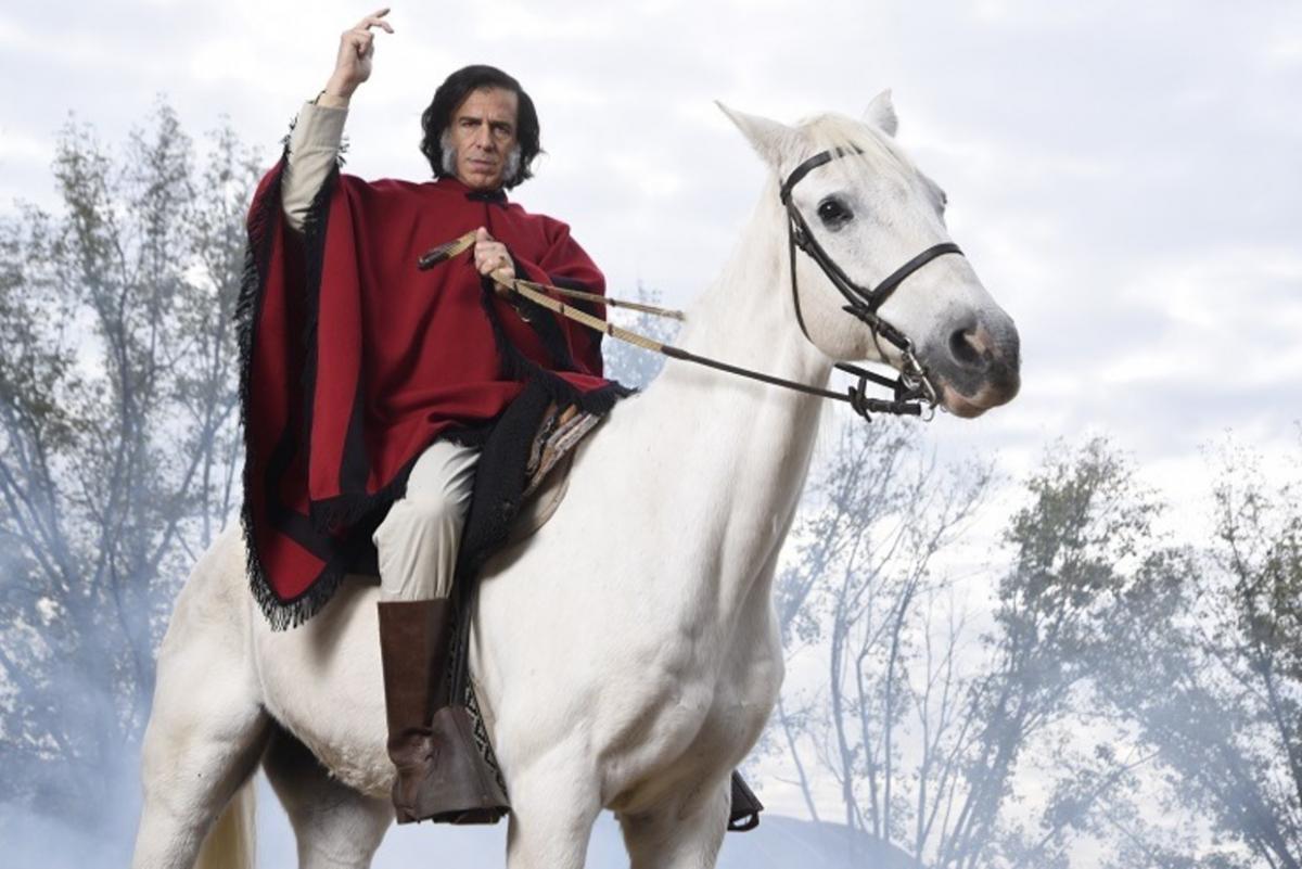 ¡Estás igual!: las primeras imágenes de Leonardo Sbaraglia personificando a Carlos Menem