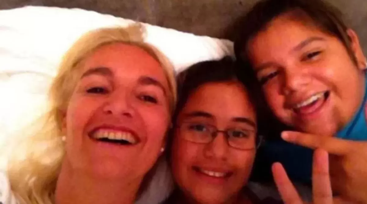 Morena y Rocio Rial junto a su mamá adopativa, Silvia D'Auro
