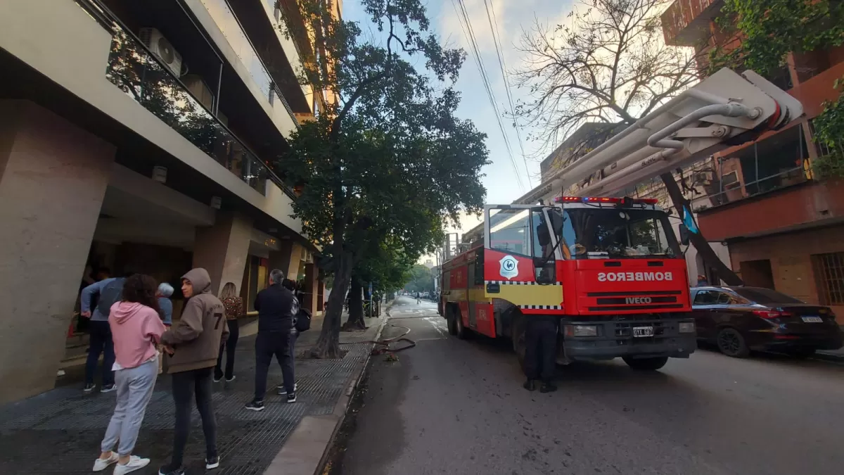 Dos personas tuvieron que ser asistidas en un incendio en Barrio Sur
