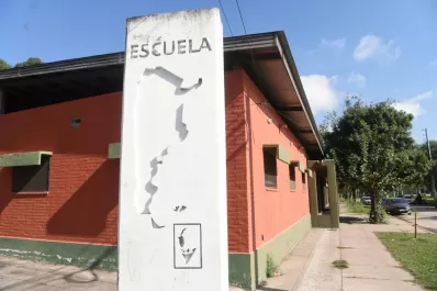 Dos padres pelearon con cuchillos en la puerta de una escuela