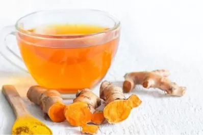 Agua de cúrcuma: cuáles son sus increíbles beneficios y en qué momento es recomendable consumirla