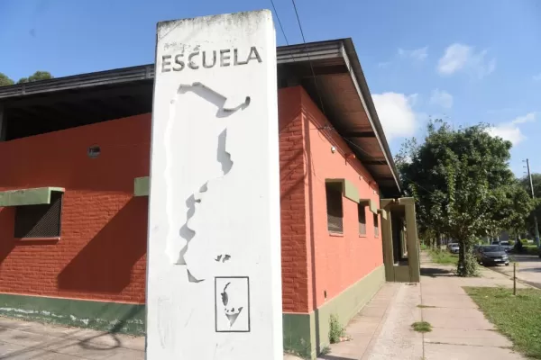 Dos padres pelearon con cuchillos en la puerta de una escuela