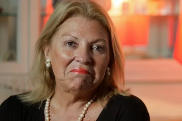 Elisa Carrió explotó contra Luis Caputo: “Quiere bajar el déficit con el hambre de los jubilados”