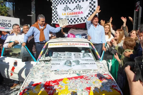 La llamativa foto de Sánchez y Alfaro arriba de un auto de carrera