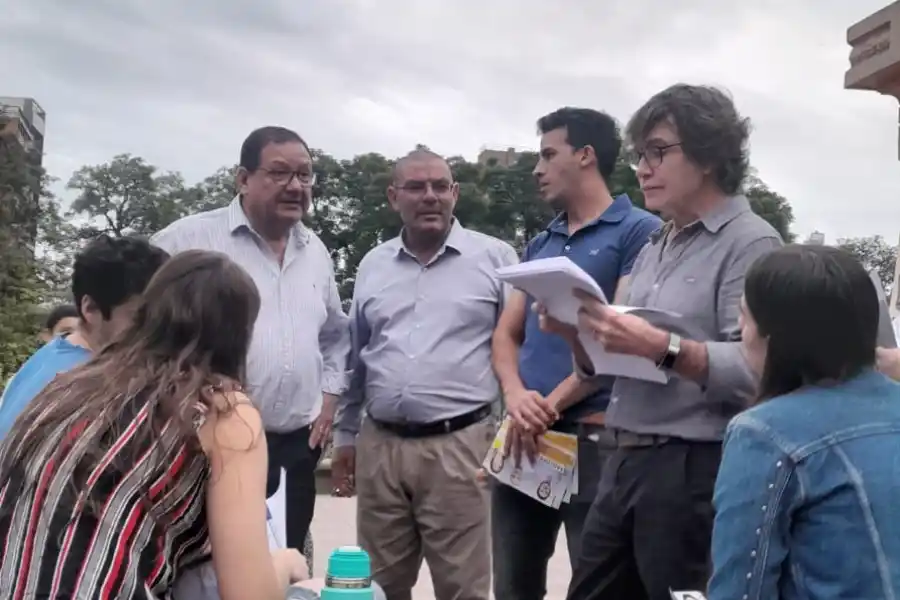 DE JUNTOS POR EL CAMBIO. Enrique Pedicone y Cristian Petersen, junto a dirigentes de su espacio durante la campaña electoral. Foto de Twitter @farias_wd