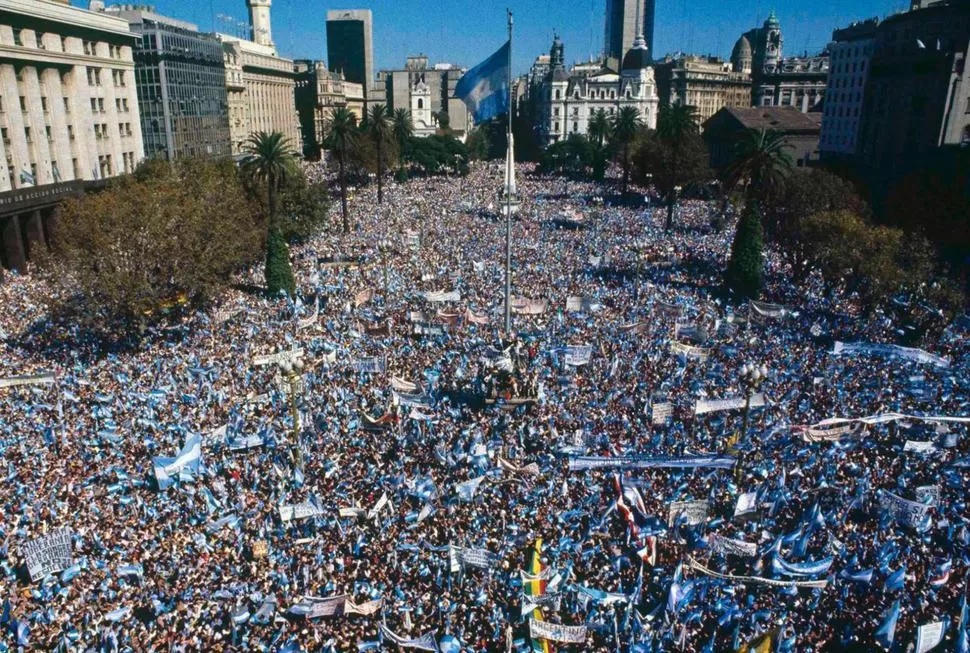 ABRIL DE 1982. La Plaza de Mayo colmada. Tras esa manifestación se lee un operativo cultural muy fuerte.  