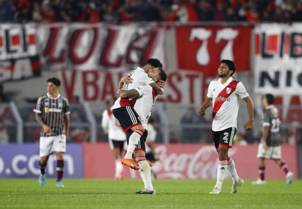 FESTEJO “MILLONARIO”. Beltrán ya marcó el primer tanto del equipo de Núñez y lo festeja junto a Milton Casco. El paraguayo Robert Rojas se une a la celebración. 