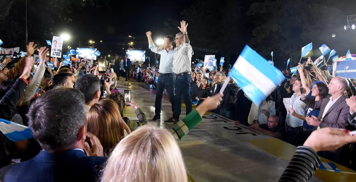 EN LA PASARELA. Sánchez y Alfaro se expresaron emocionados y confiados de cara al 11 de junio, fecha que -dijeron- será histórica en Tucumán.