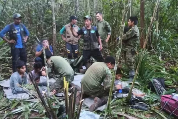 Colombia: encontraron con vida a cuatro niños que habían desaparecido tras un accidente aéreo