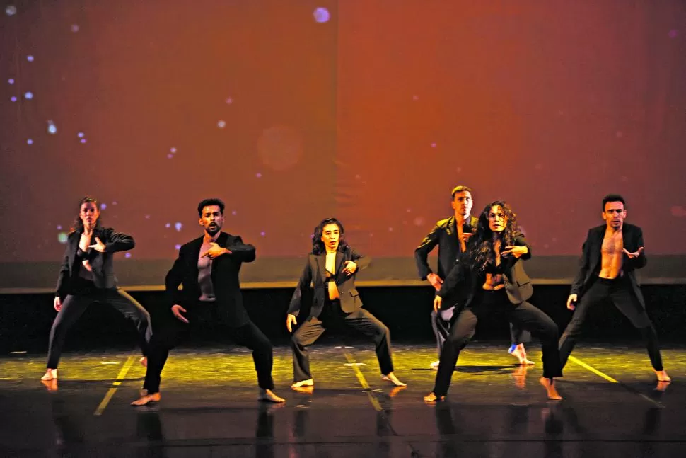 TODOS DE NEGRO. Ellas y ellos en un pasaje grupal de Réquiem. 