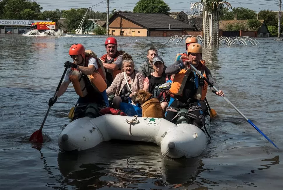 Se inundaron 600 km2 tras la rotura de la presa en Ucrania